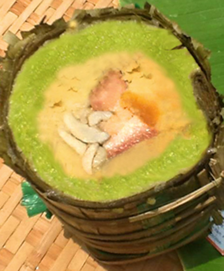 BÁNH TÉT LÁ DỨA NHÂN ĐẬU XANH , HẠT ĐIỀU, THỊT 3 CHỈ TRỨNG MUỐI