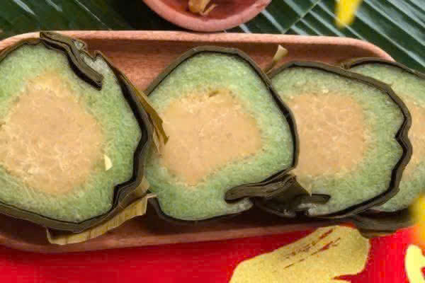 BÁNH TÉT CHAY LÁ DỨA